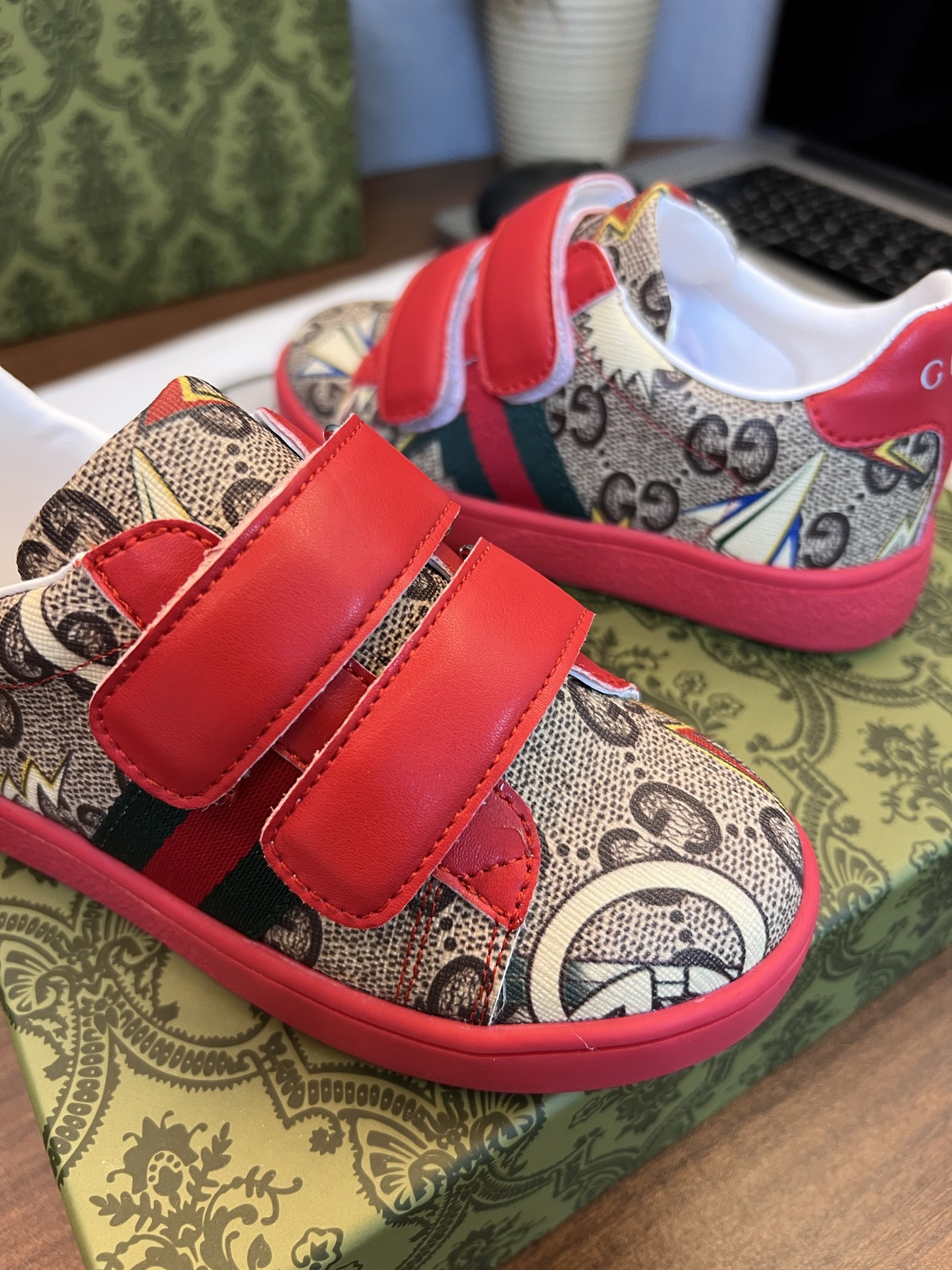 Children's shoes child